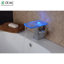 2015 Nuevo grifo del lavabo de la cascada LED del baño del uno mismo-poder (QH08186FP)